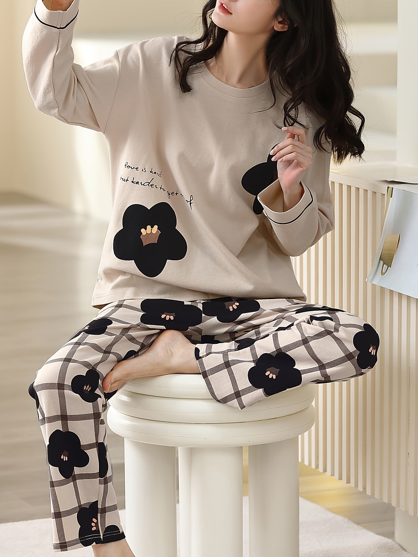 Pyjama femme en coton beige à motifs fleuris