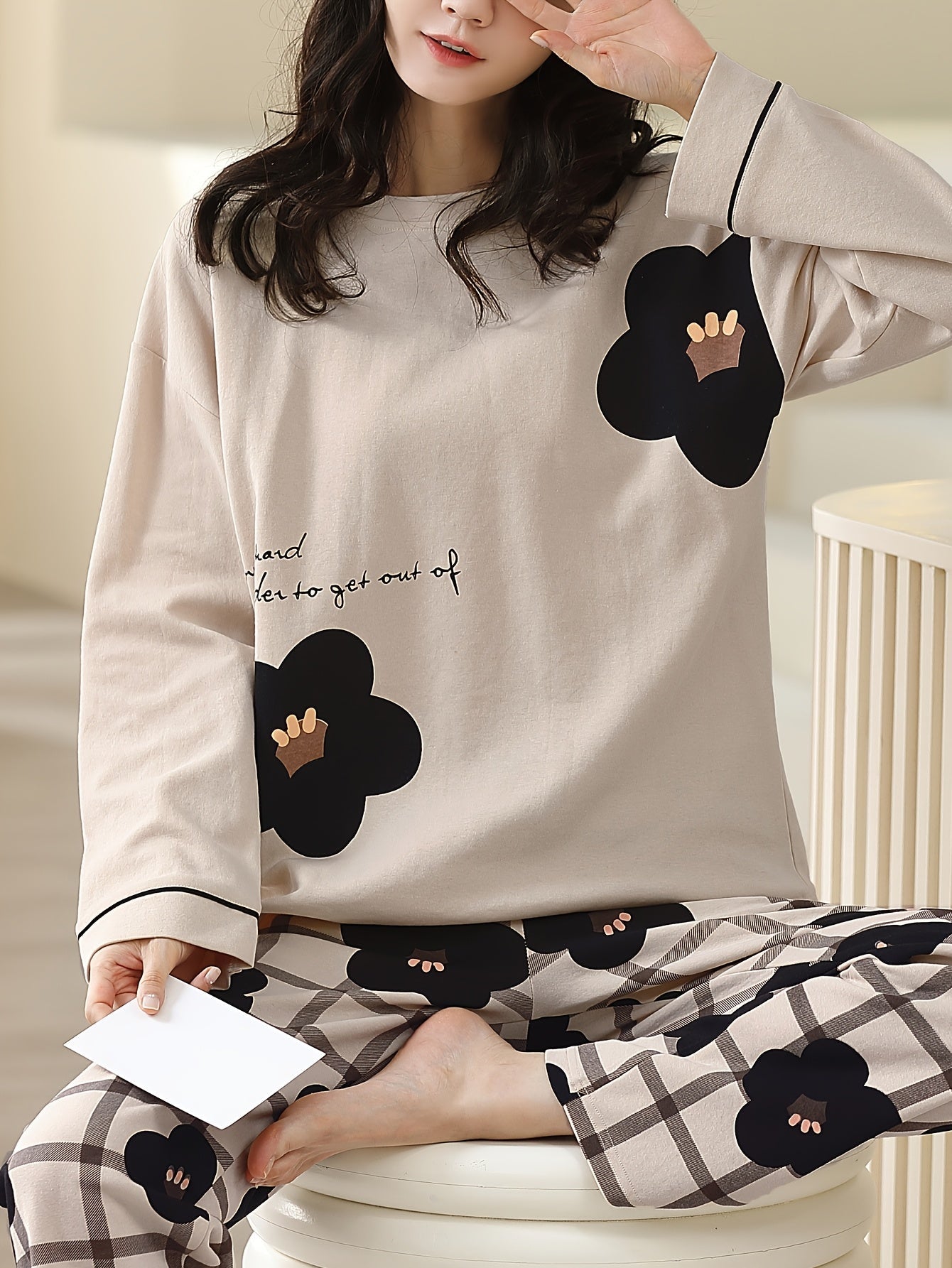 Pyjama femme en coton beige à motifs fleuris