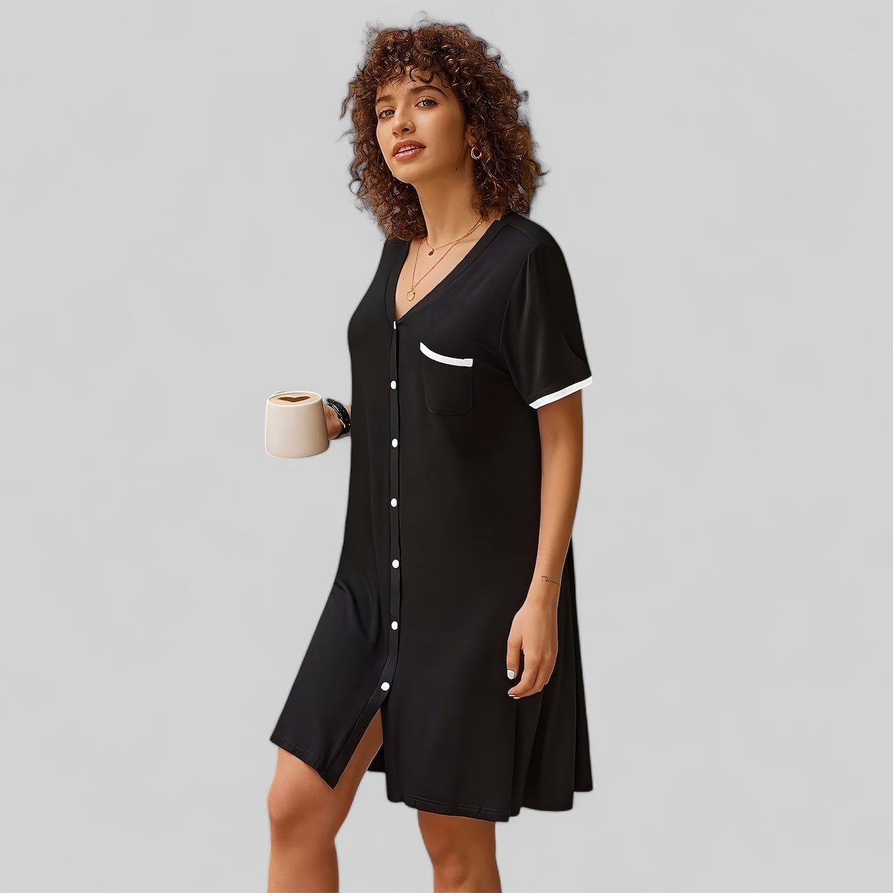 Chemise de nuit femme noire boutonnée avec détails