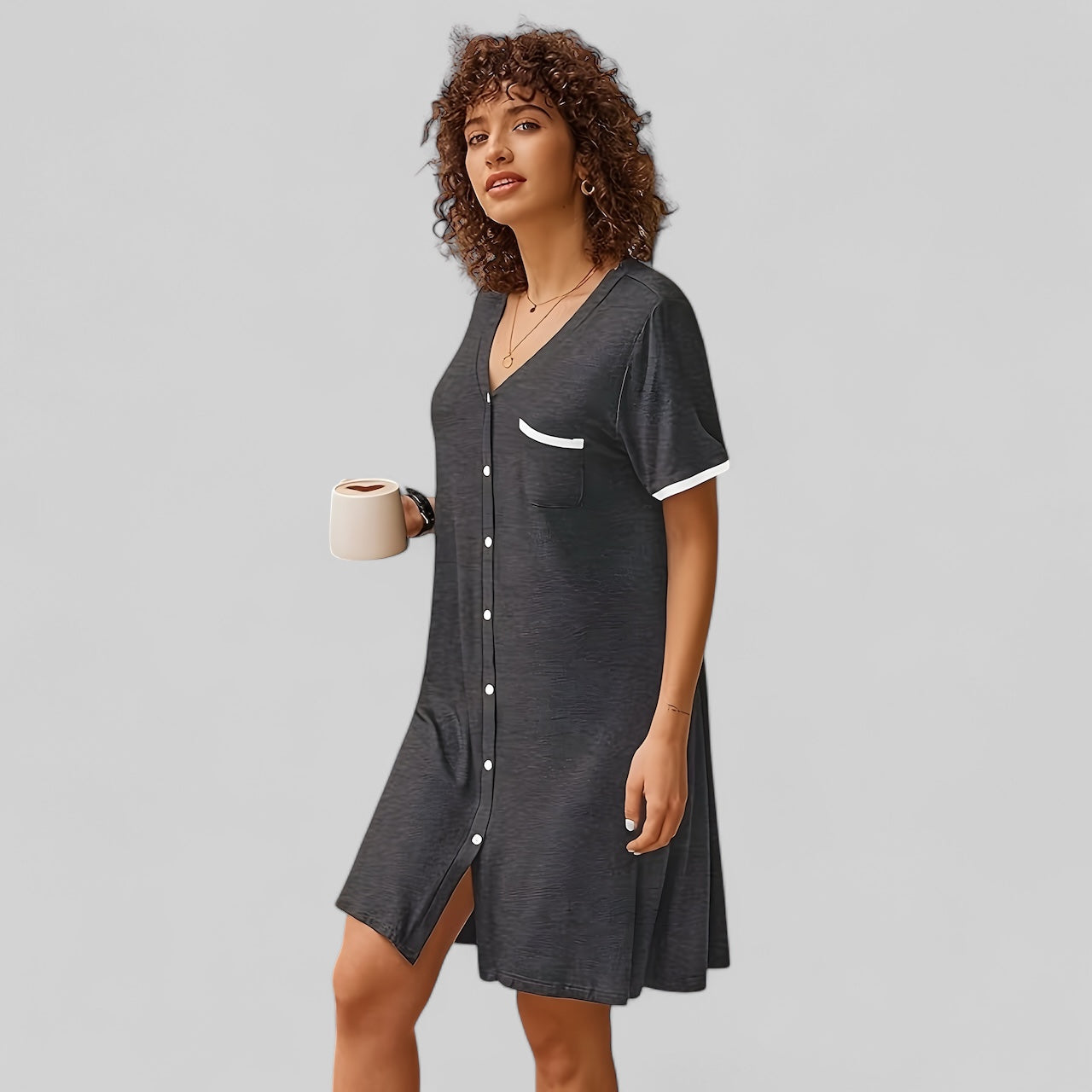 Chemise de nuit femme noire boutonnée avec détails