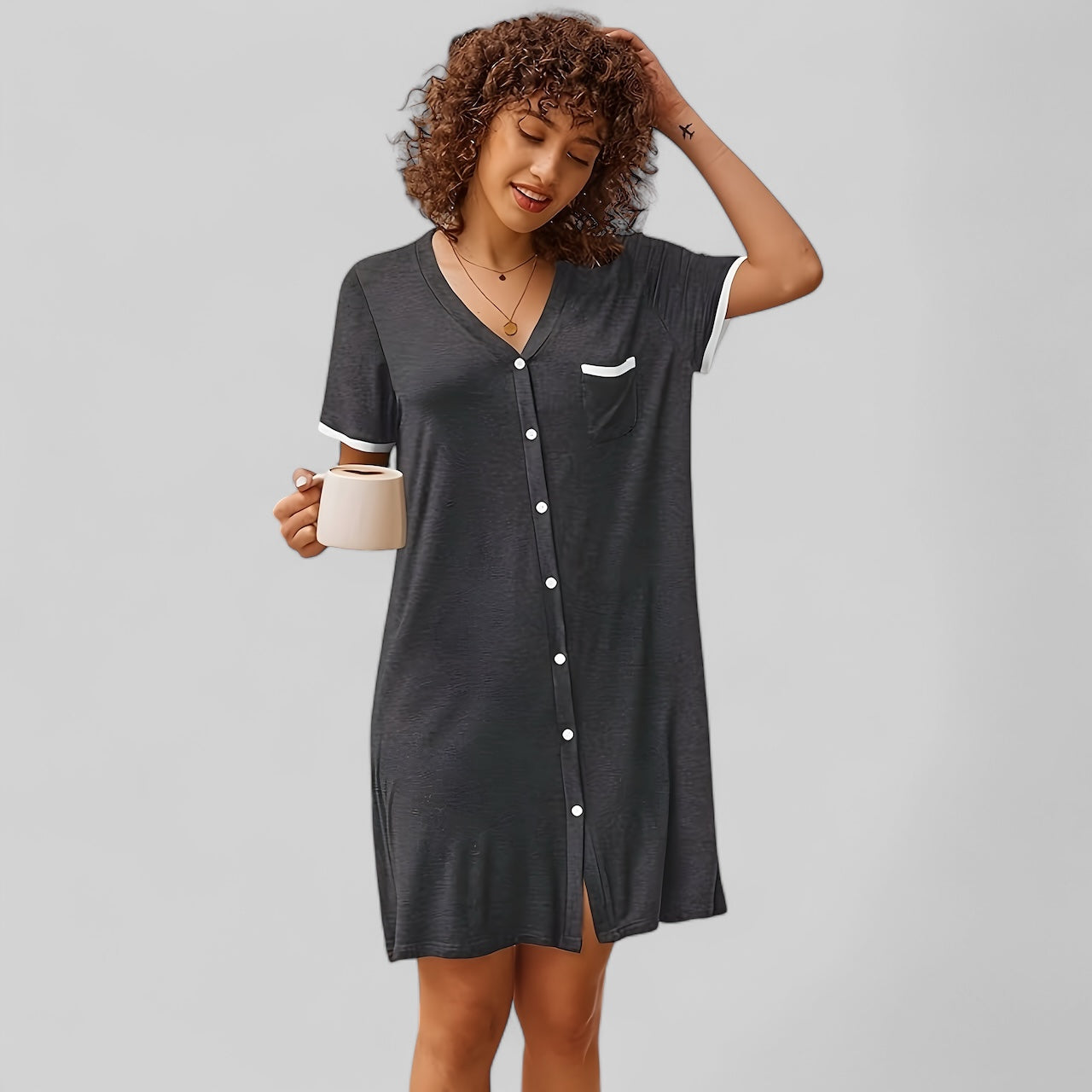 Chemise de nuit femme noire boutonnée avec détails