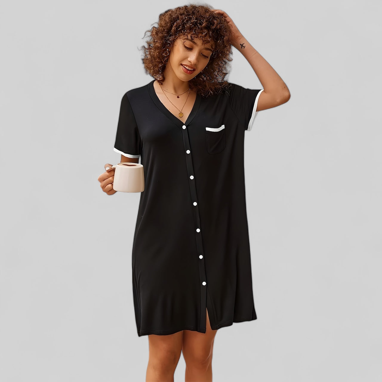 Chemise de nuit femme noire boutonnée avec détails