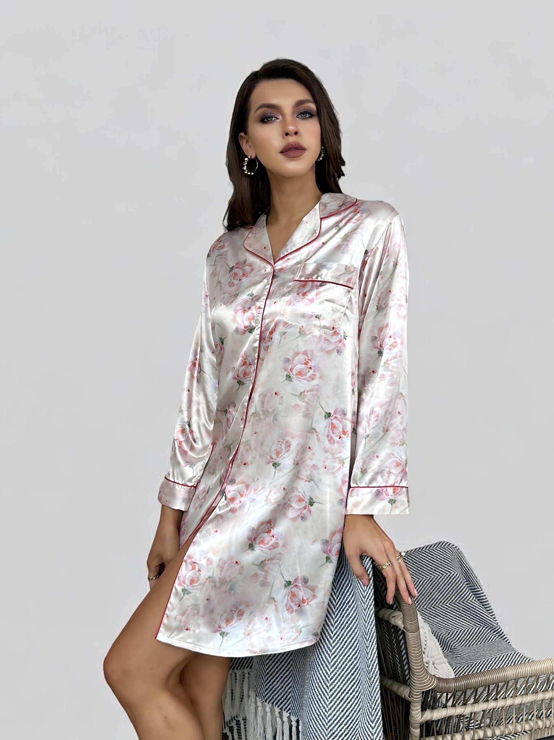 Chemise de nuit femme satin noire imprimée fleurs élégantes