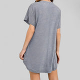 Chemise de nuit grise avec col en V et boutons