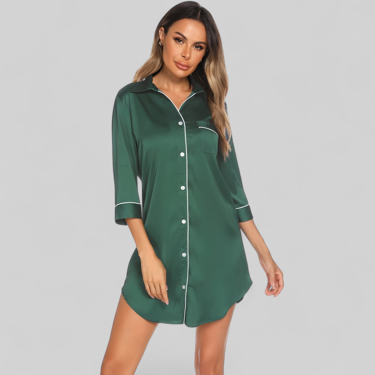 Chemise de nuit noire en satin pour femme avec boutons