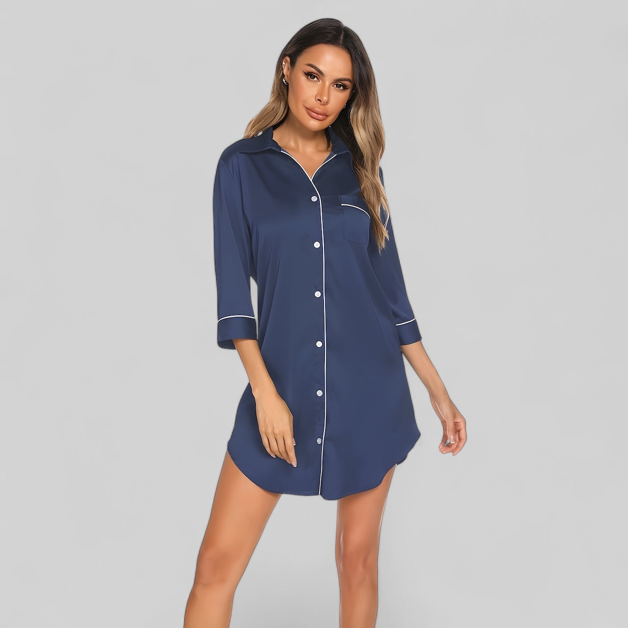 Chemise de nuit noire en satin pour femme avec boutons