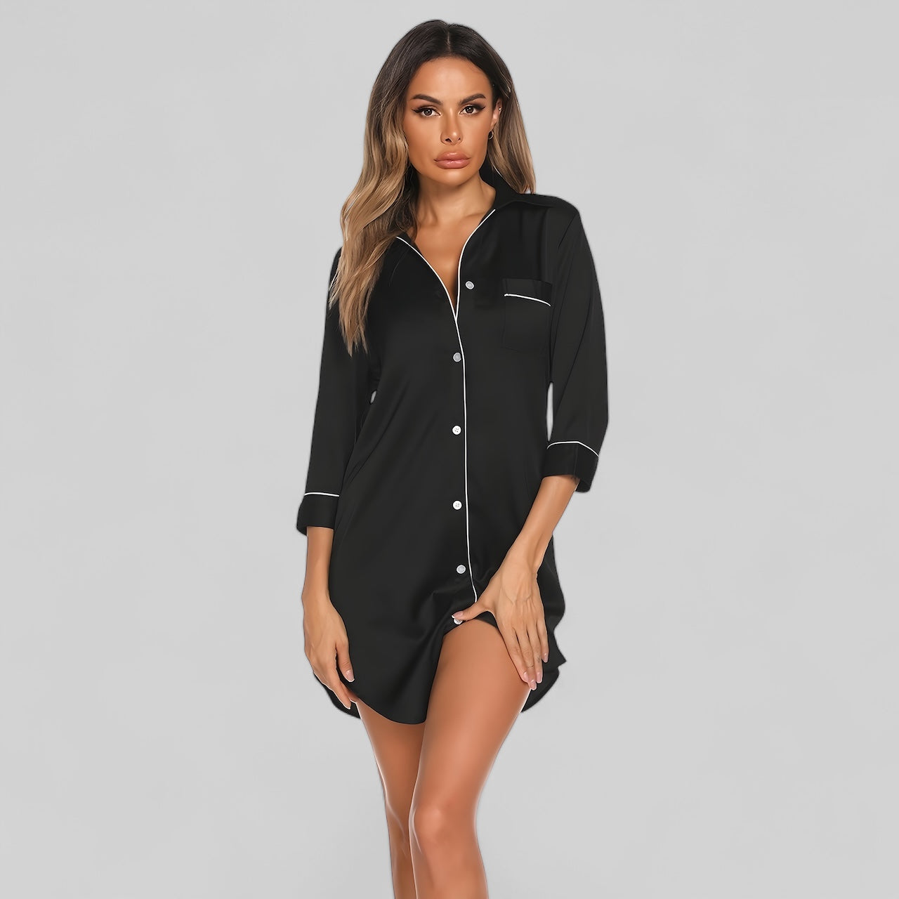 Chemise de nuit noire en satin pour femme avec boutons