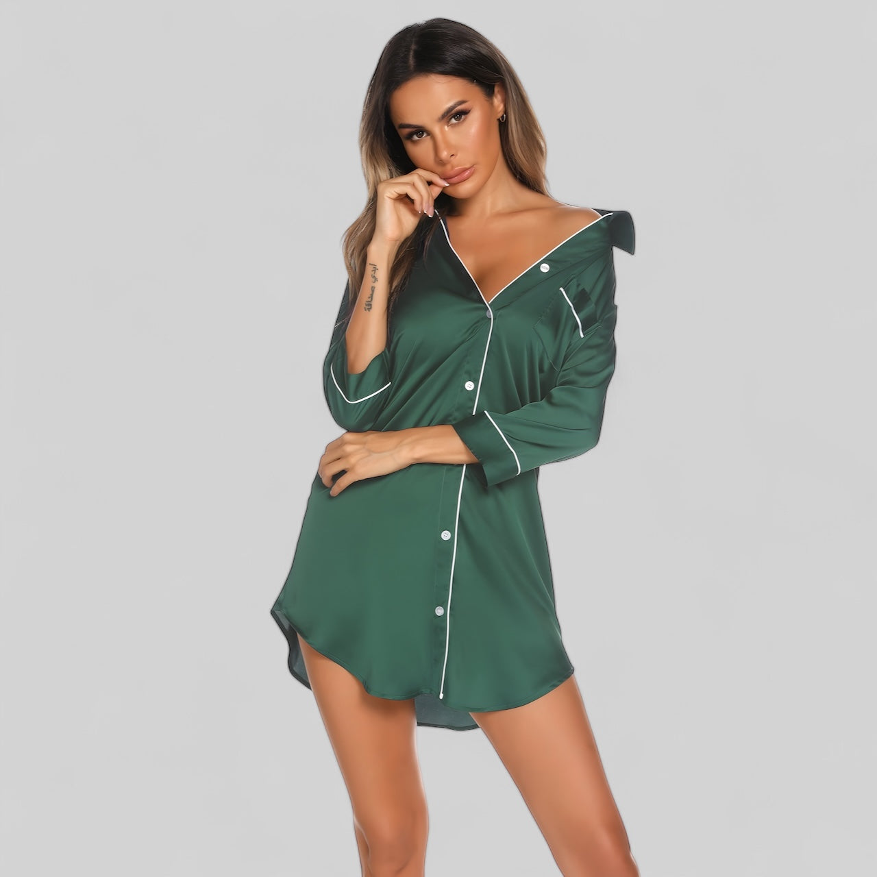 Chemise de nuit noire en satin pour femme avec boutons