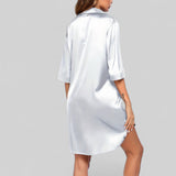 Chemise de nuit noire satinée avec manches courtes