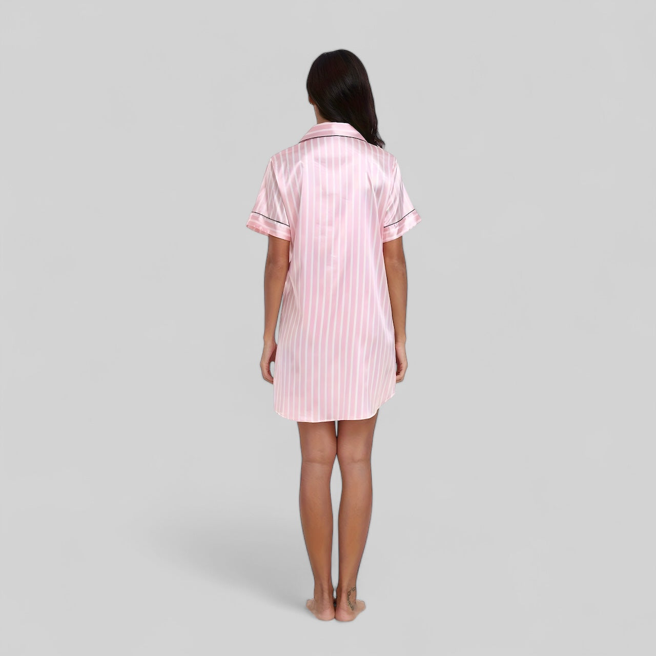 Chemise de nuit satinée rose à rayures et col classique