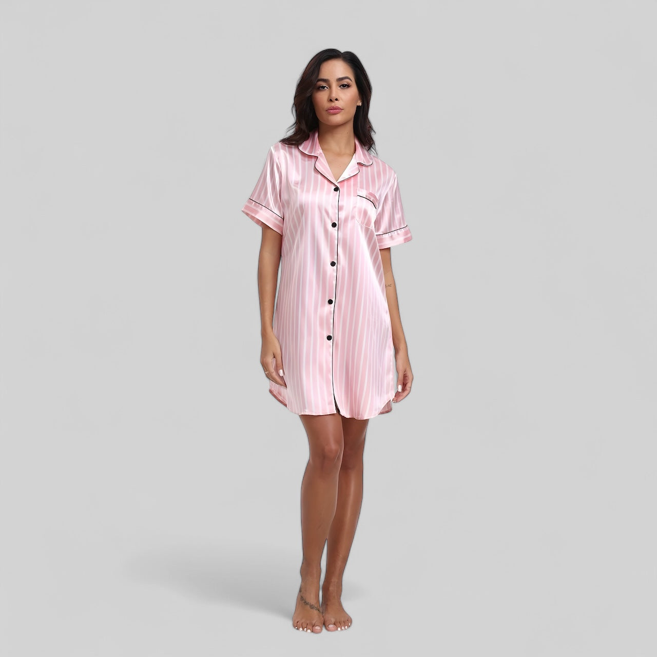 Chemise de nuit satinée rose à rayures et col classique