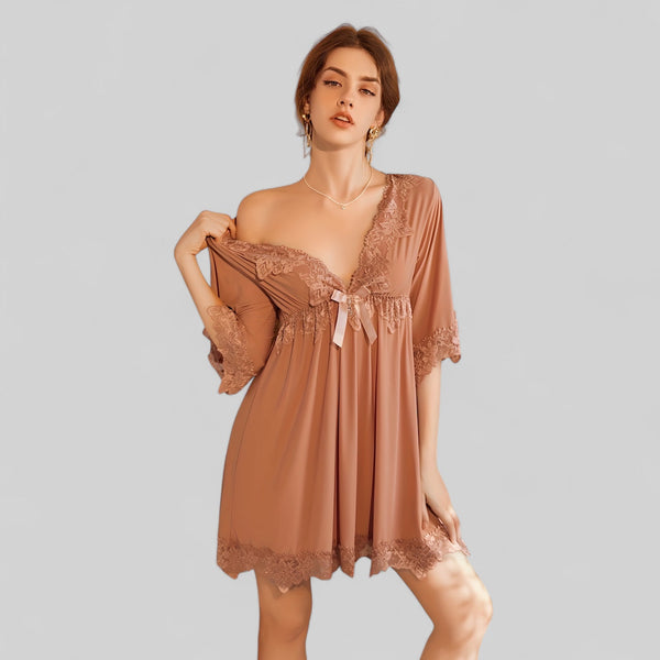 Nuisette en dentelle légère avec manches évasées et nœud décoratif