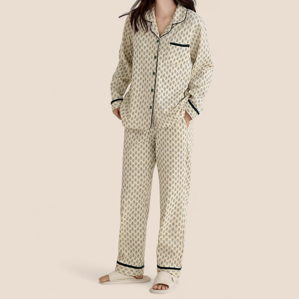 Pyjama femme élégant imprimé végétal – Manches longues, col à revers et boutons