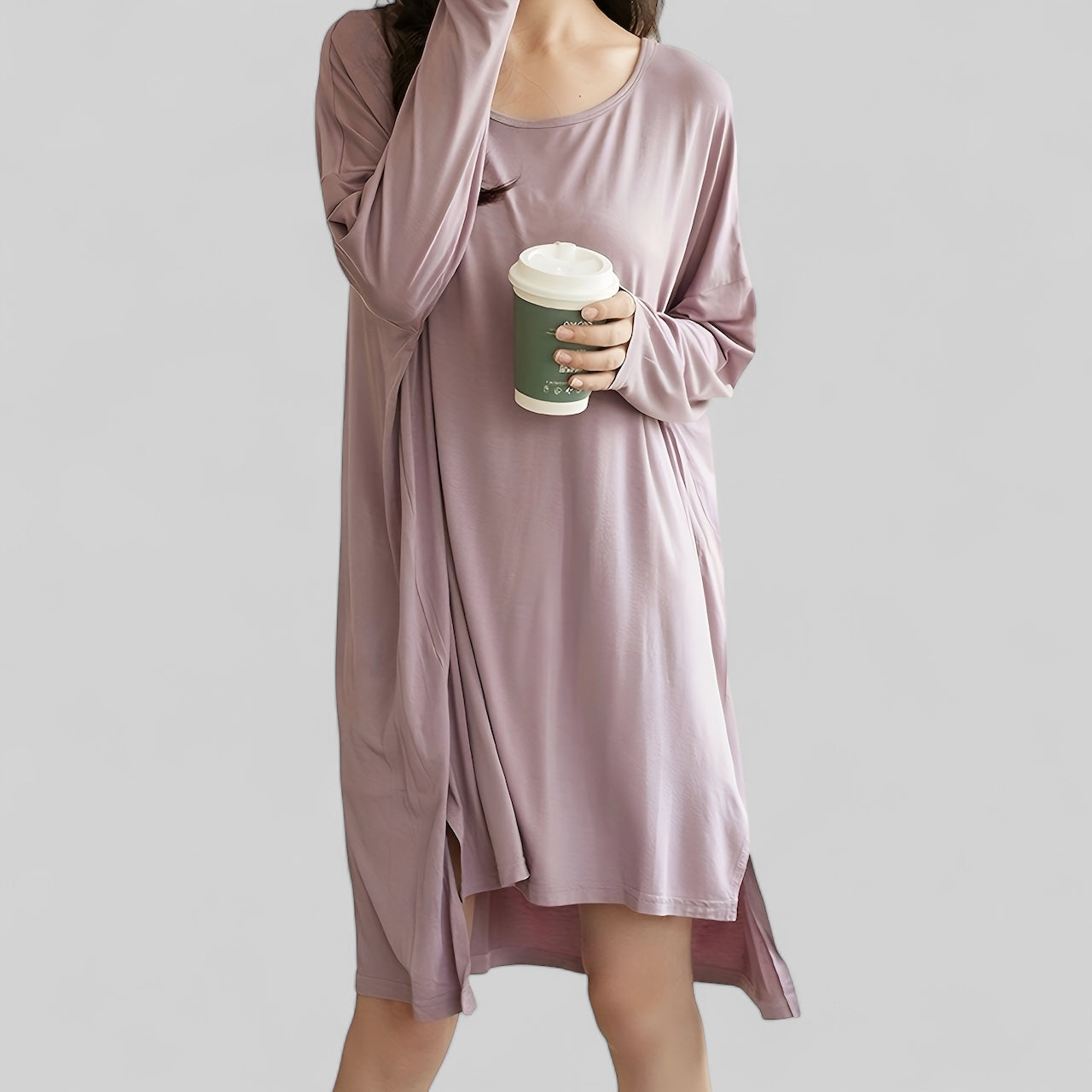 Robe de nuit ample lilas avec manches longues et fentes