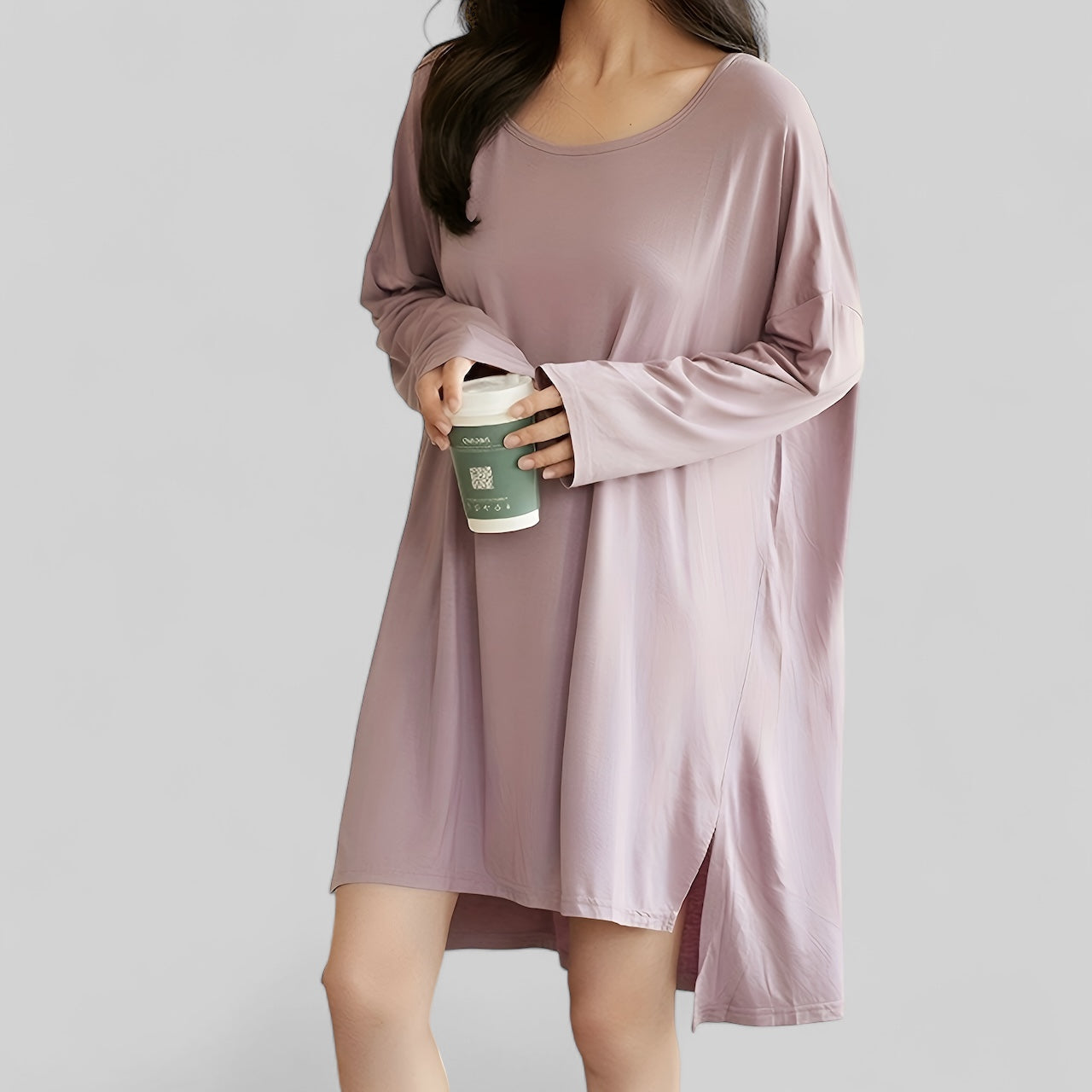 Robe de nuit ample lilas avec manches longues et fentes