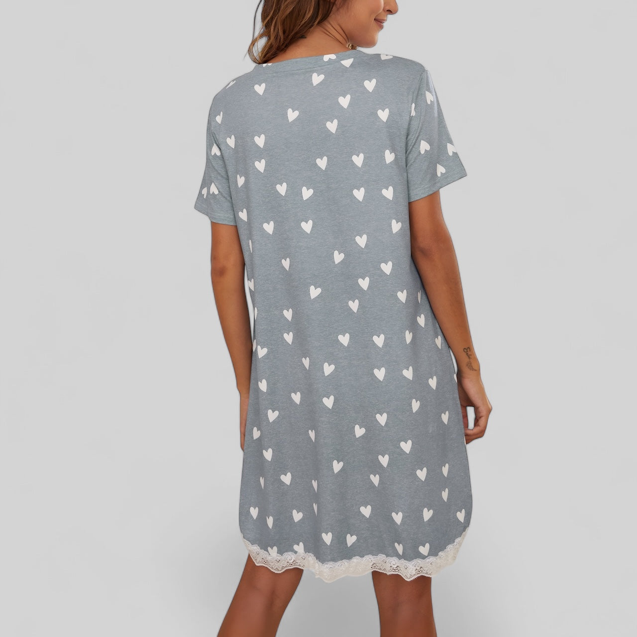 Robe de nuit femme avec imprimé cœurs et dentelle élégante