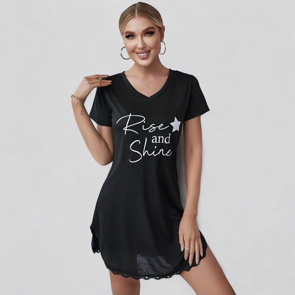 Robe de nuit noire manches courtes col V avec imprimé et dentelle