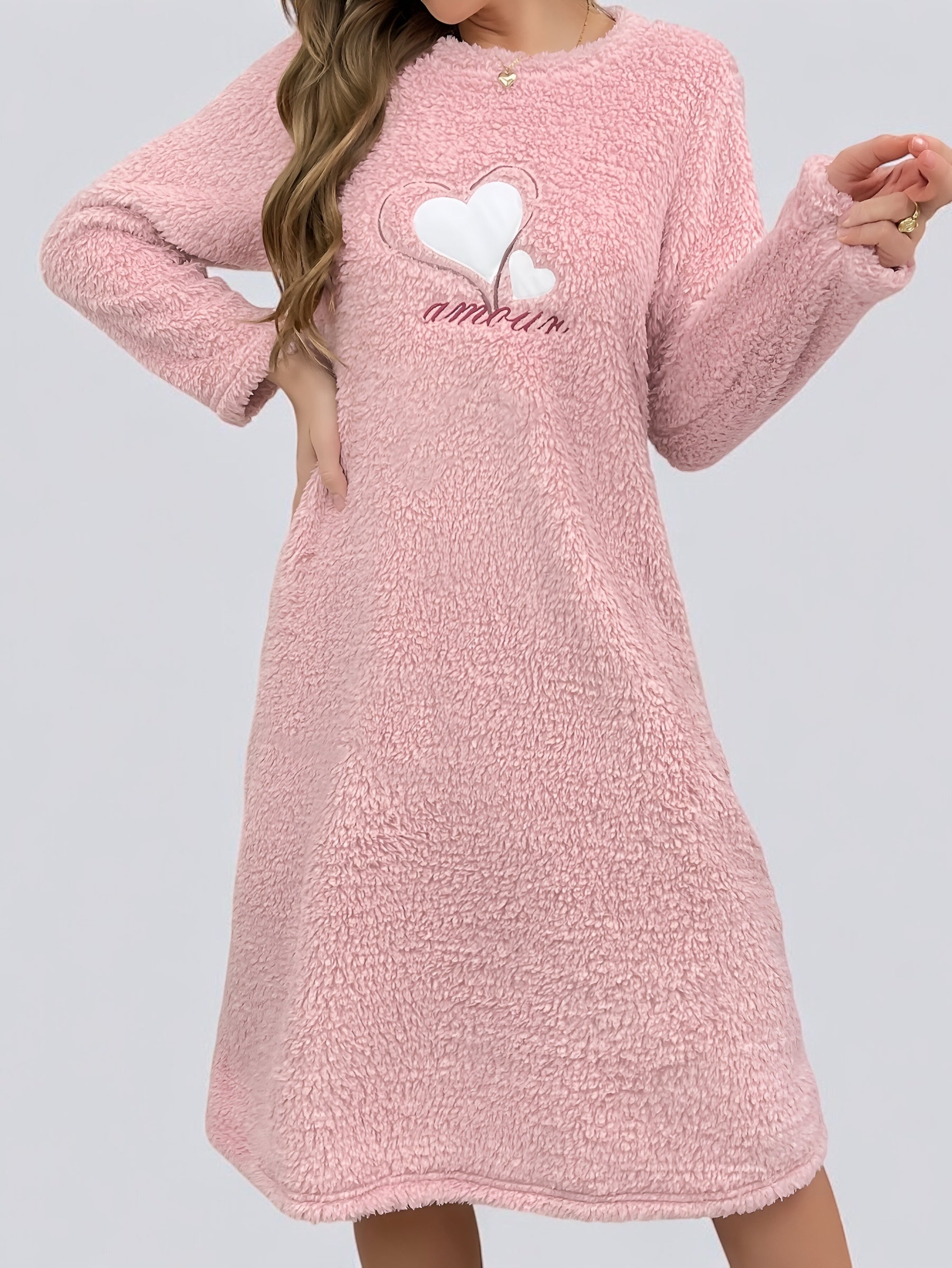 Robe de nuit polaire rose à manches longues avec motif cœur